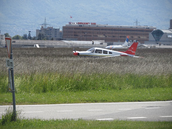 A perfect place for plane-spotters ! © genevafamilydiaries.net