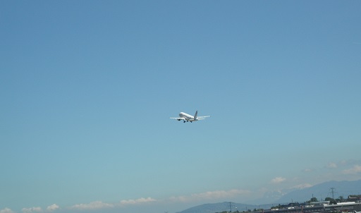 Watch planes take off at the Aéro Bistro, Meyrin © genevafamilydiaries.net