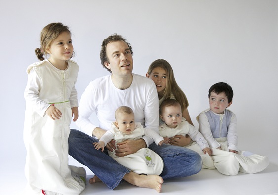 Dadpreneur Roel with his daughters and children modelling for Zizzz.ch © Zizzz baby sleeping bags