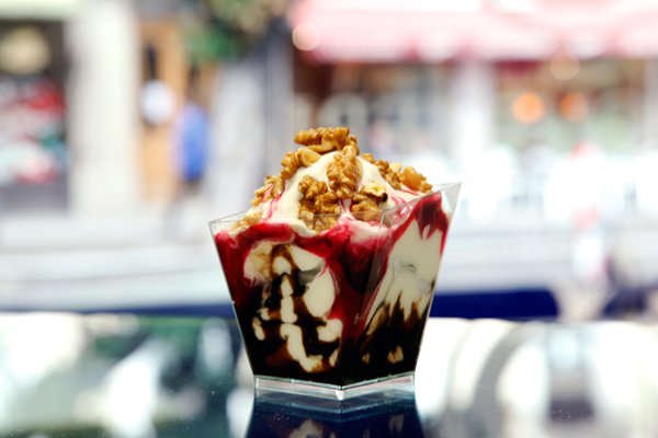 Frozen Yourgurt + Chocolat + Griottes + Noix © Yourgurteria, Geneva