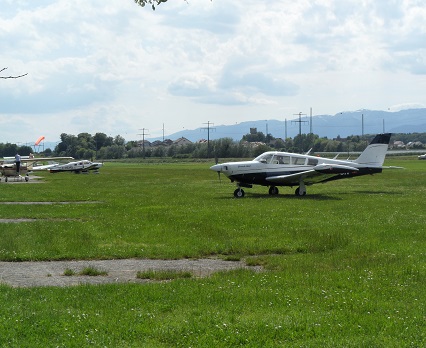 Watch the propeller planes take off at the Relais de l'aérodrome, Prangins (VD)  © genevafamilydiaries.net