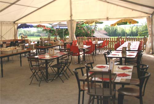 Summer brunch under the marquee © Ferme aux Cretegny