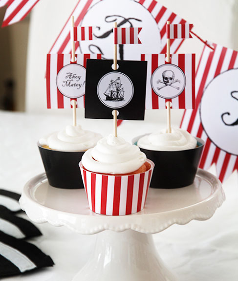 Pirate cupcakes © Paper & Party Love