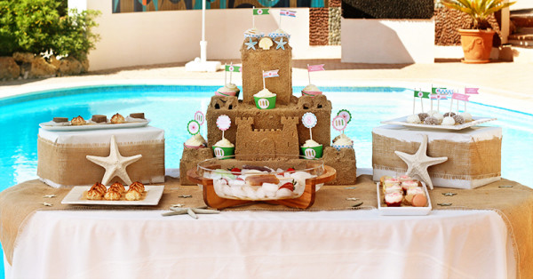 Pool party table © Paper & Party Love