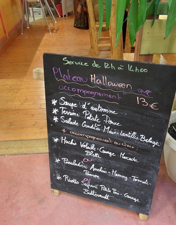 The fresh daily menus can be chosen from the blackboard © genevafamilydiaries.net