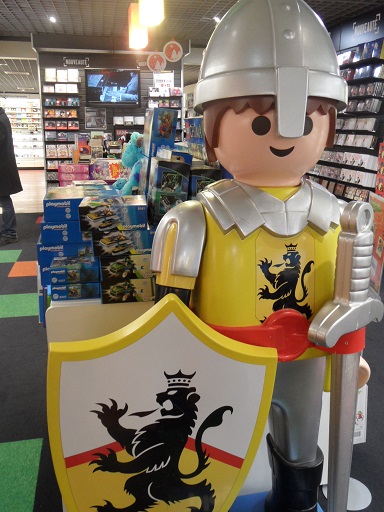 A giant Playmobil knight is watching the door! Fnac Kids, Genève Rive - photo © genevafamilydiaries.net