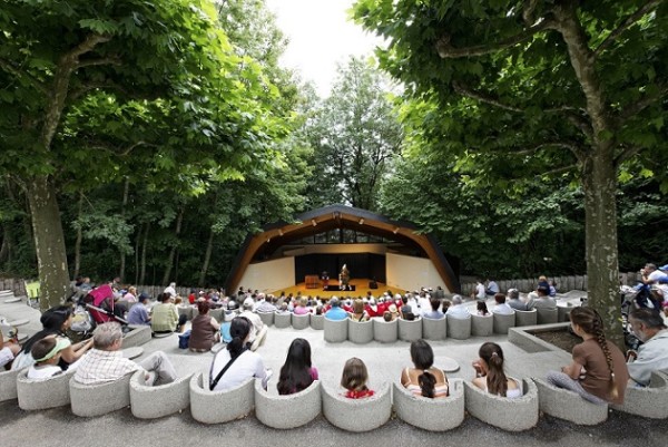 Free shows at the amphitheatre. Photo © Parc Pré Vert Signal de Bougy