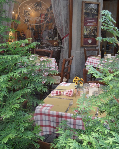 Dining al fresco inAosta. Photo © genevafamilydiaries.net