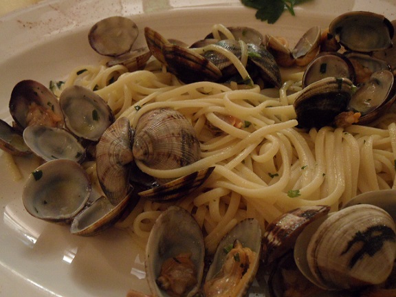 Fresh pasta with vongole. Photo © genevafamilydiaries.net