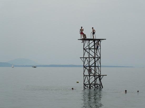 Ready, Steady, Jump at the Plage du Chauchy, Saint-Prex (VD). Photo © genevafamilydiaries.net