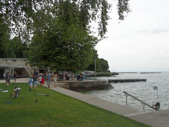 Plage communale des Trois-Jetées, Nyon. Photo © genevafamilydiaries.net