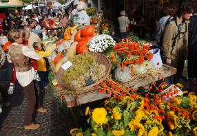 Le marché d’automne, Nyon. © Michel Perret / 2002