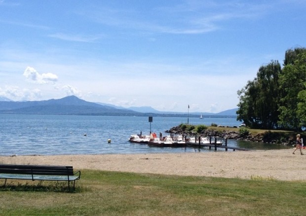 Rolle plage, a beach with a view. Photo © genevafamilydiaries.net